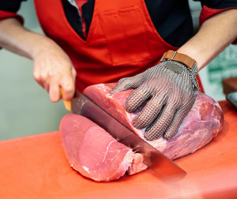 mujer-cortando-carne